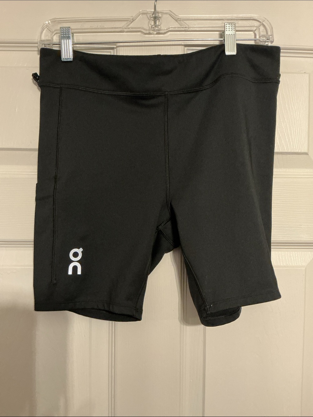 Run on clouds men’s performance, hybrid shorts with Reflective Logo